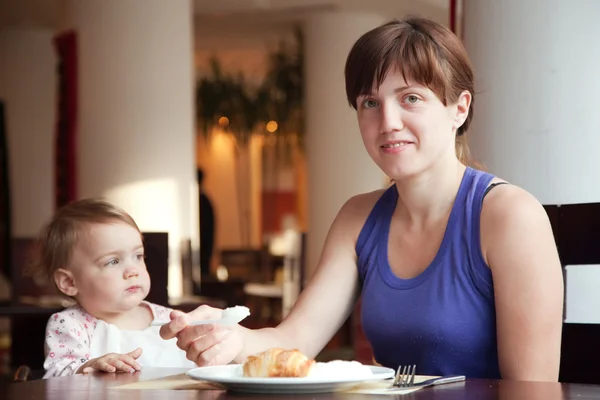 Familie frühstückt im Restaurant — Stockfoto