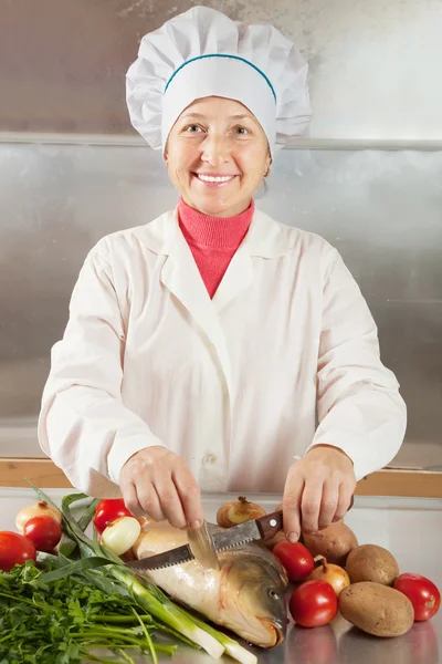 Cook woman cooking fish — Stock Photo, Image