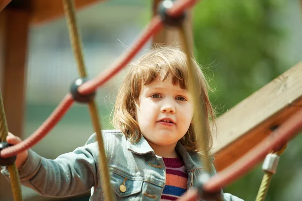 Dziewczynka wspinaczka na linach — Zdjęcie stockowe