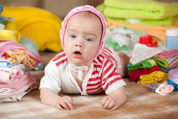 Baby met kleren van kinderen — Stockfoto