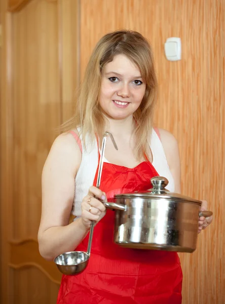 Gelukkige vrouw met pot — Stockfoto