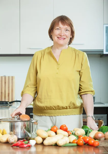 Mogen hemmafru med pan och grönsaker — Stockfoto