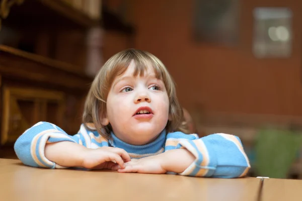 Niño de dos años en casa — Foto de Stock