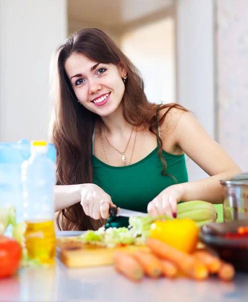 Mujer feliz cortando verduras — Foto de Stock