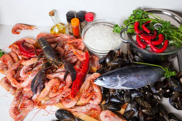 Сырые морепродукты и рыба готова к приготовлению — стоковое фото
