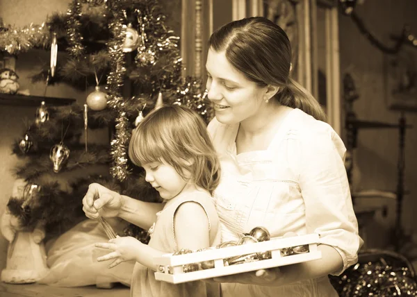 Nő és gyermek készül a karácsony — Stock Fotó