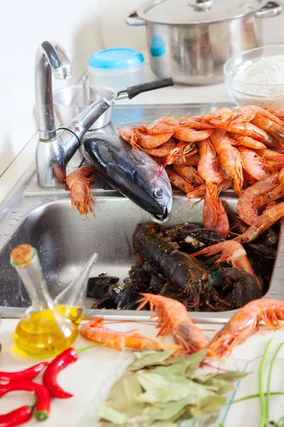 Zeevruchten ongekookt en specerijen — Stockfoto