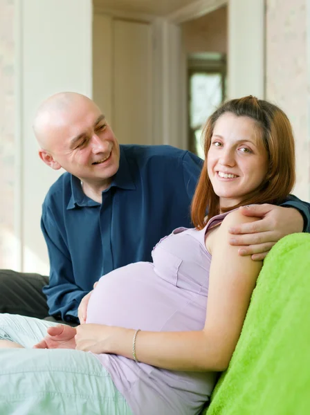 Feliz pareja embarazada — Foto de Stock