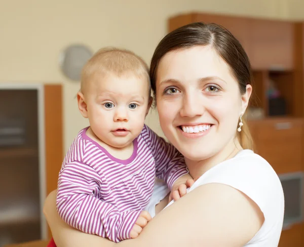 Porträtt av glad kvinna med småbarn — Stockfoto