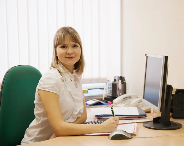 Affärskvinna i office — Stockfoto