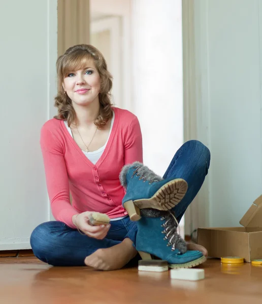 Woman cleans footwear — Stock Photo, Image