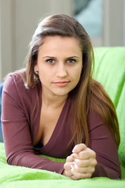 Retrato de menina calma em casa — Fotografia de Stock