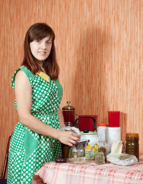 Woman brews herbs — Stock Photo, Image