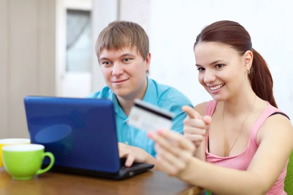 Couple buying online with credit card at home — Stock Photo, Image