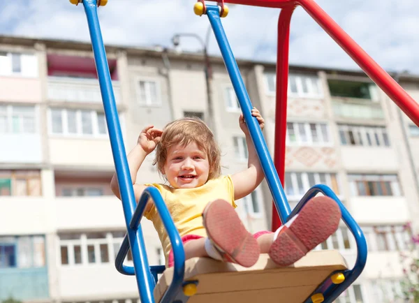 Bebé niña en swing — Foto de Stock