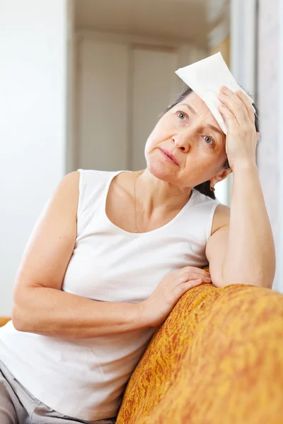 Kranke reife Frau benutzt Taschentuch — Stockfoto