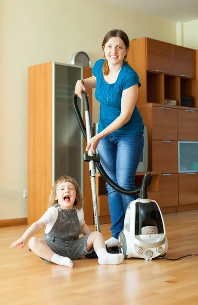 Familjen sysslor med dammsugare — Stockfoto