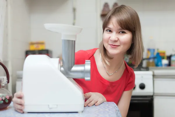 Donna con carne elettrica comminutor — Foto Stock