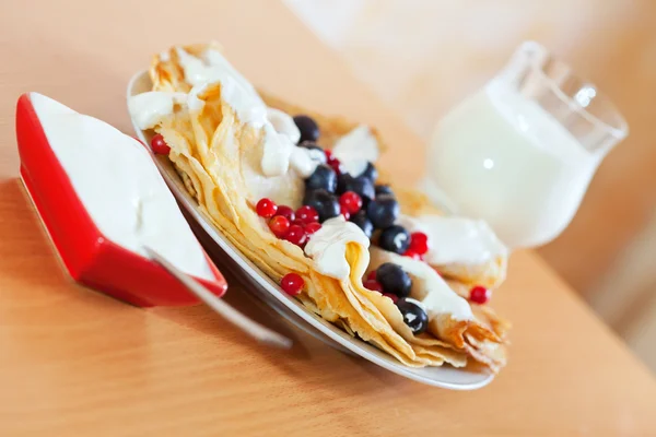Delicious pancakes with berries on plate — Stock Photo, Image