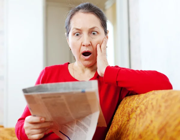 Frau erschreckt mit Zeitung — Stockfoto