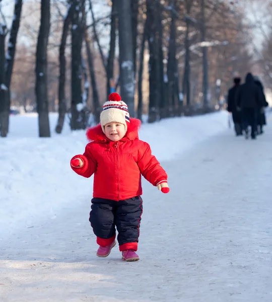 Glada barnet på vintern — Stockfoto