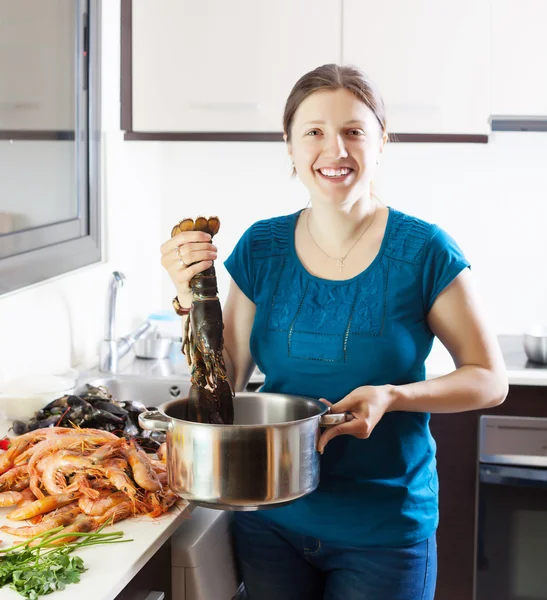 Mulher feliz com lagosta — Fotografia de Stock