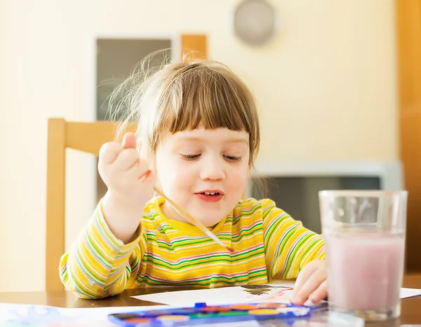 Zweijährige malen mit Aquarell — Stockfoto