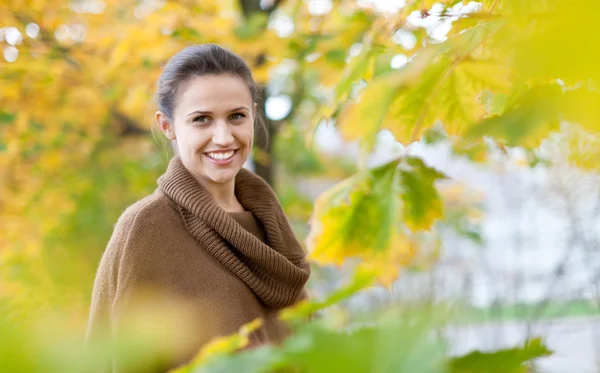 Ragazza al parco autunnale — Foto Stock