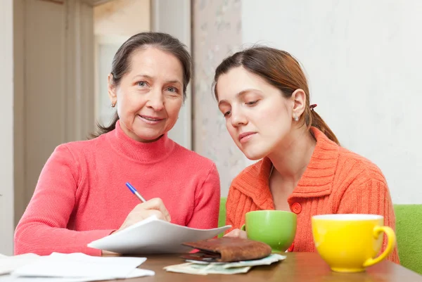 Le donne compila s fatture a casa — Foto Stock