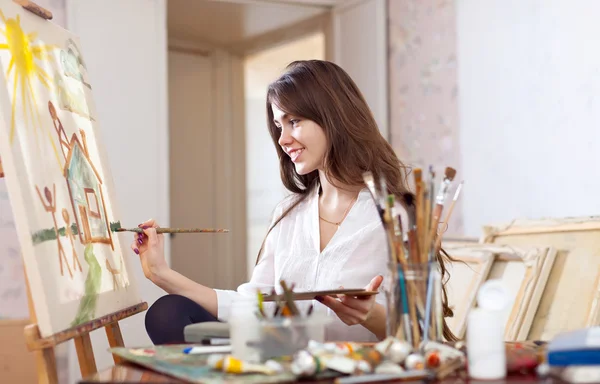 Kobieta artysta maluje obraz na płótnie — Zdjęcie stockowe