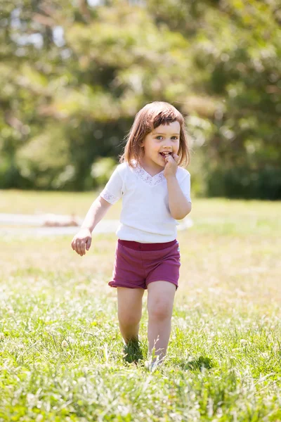Двухлетняя девочка летом — стоковое фото