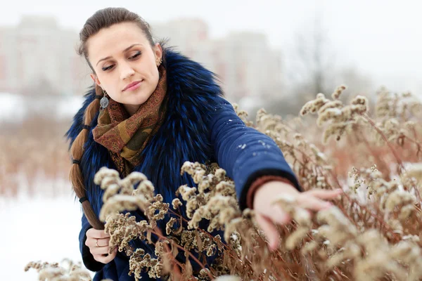 Femme au parc hivernal — Photo