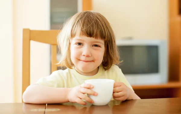 2 Jahre Kind trinkt aus Tasse — Stockfoto