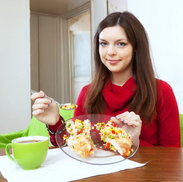 Girl shared lunch for two parts — Stock Photo, Image