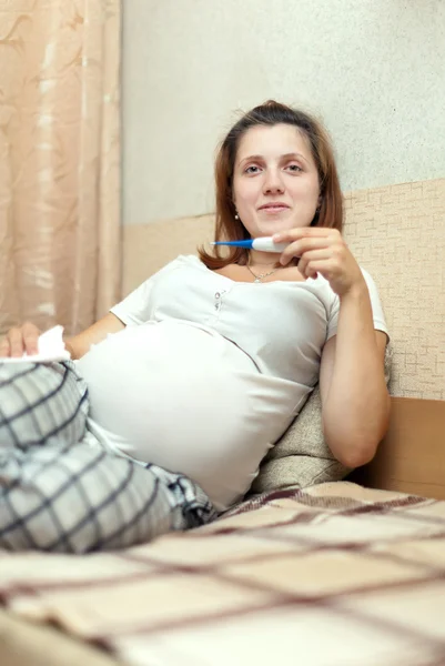 Gravid kvinna anläggning termometer — Stockfoto