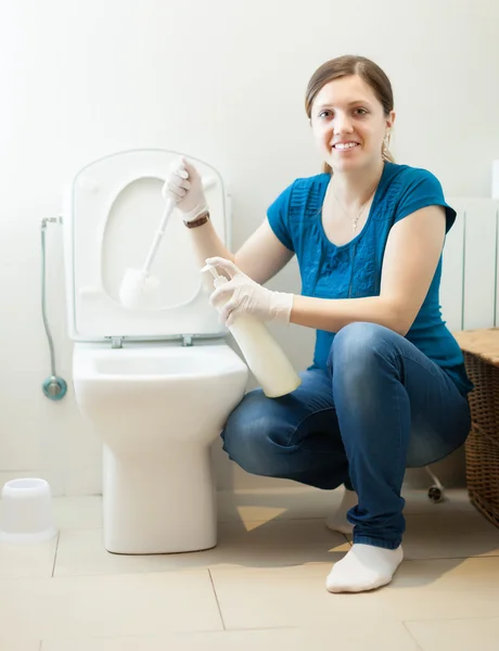 Hemmafru rengöringen toalettstolen med borste — Stockfoto
