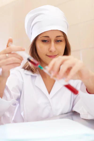 Giovane infermiera con provetta — Foto Stock