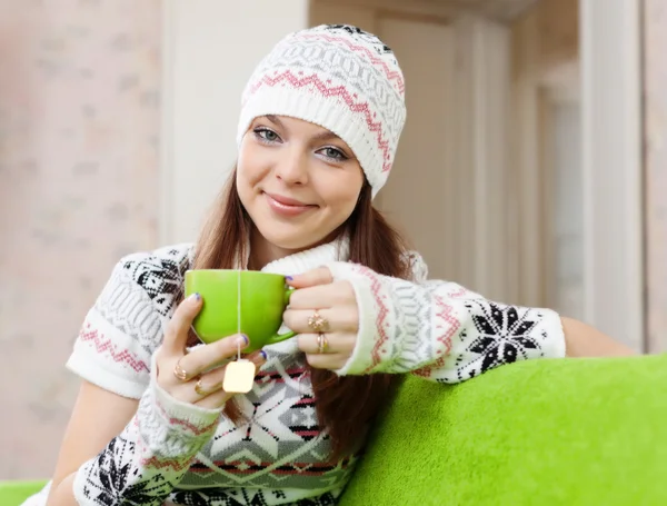 Çay bardağı ile kadın ısıtıyor — Stok fotoğraf