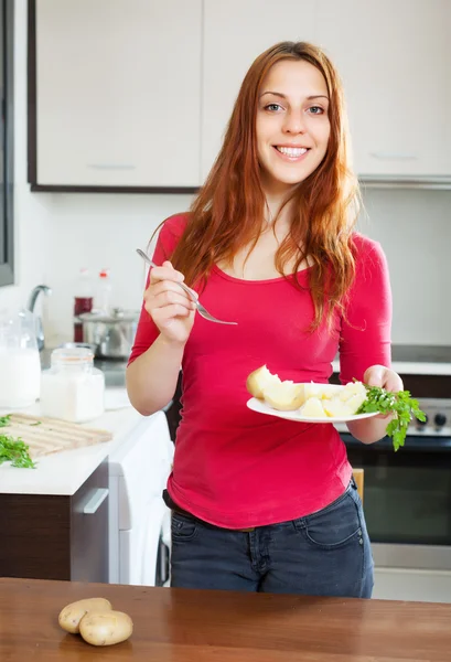 Positive woman eating potatoes — Stock Photo, Image