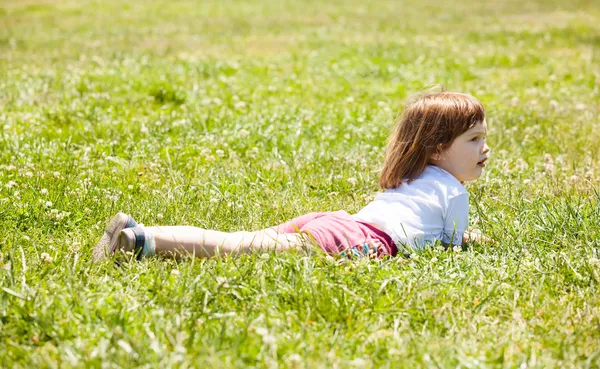 3 anni ragazza sull'erba — Foto Stock
