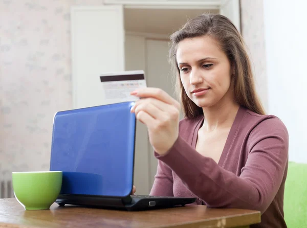 Mulher fazendo compras na internet com cartão — Fotografia de Stock