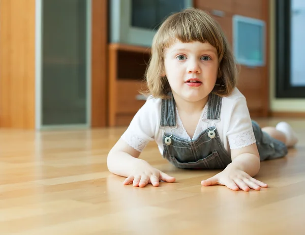 Enfant de deux ans sur parquet — Photo