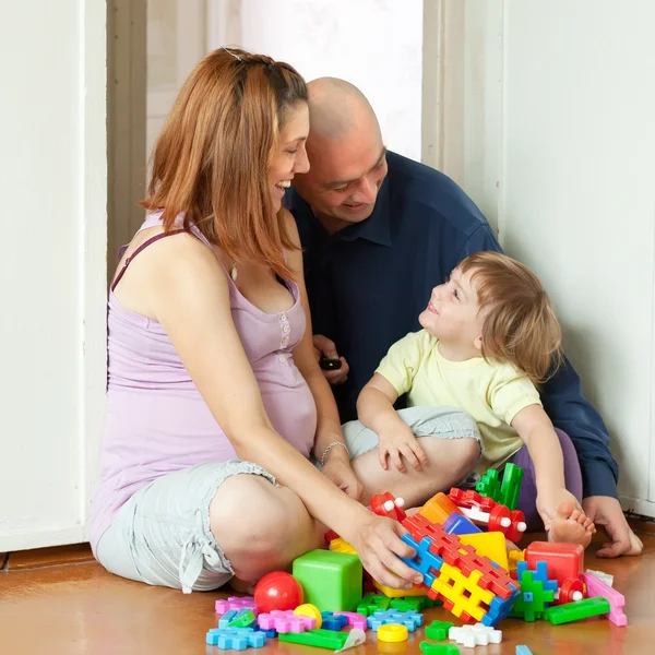 Lycklig familj i heminredning — Stockfoto