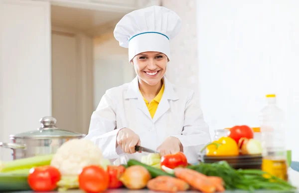 Happy cook prepares vegetarian lunch — Stock Photo, Image
