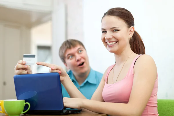 Casal feliz fazendo compras na internet — Fotografia de Stock