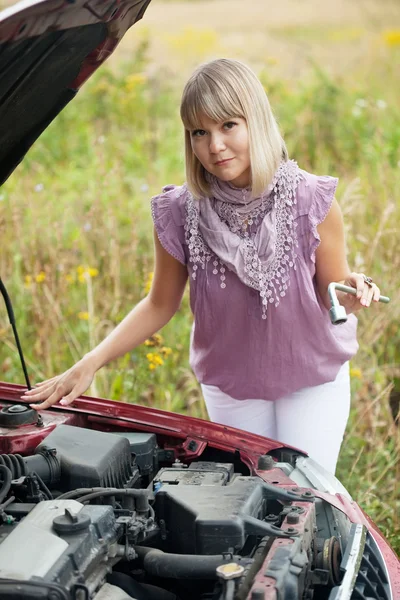 Woman repairing her car — Stock Photo, Image