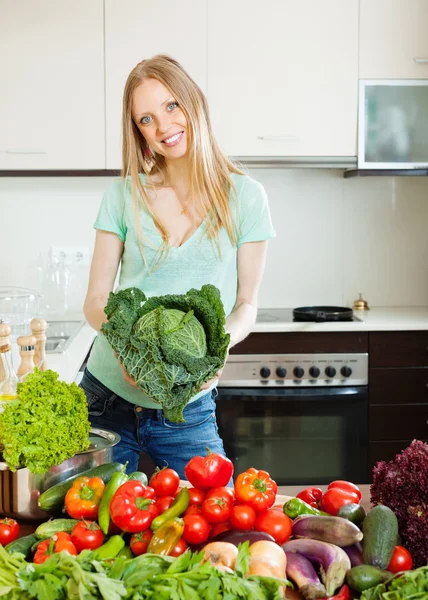Portrait of happy beautiful woman with raw vegetables — Stock Photo, Image