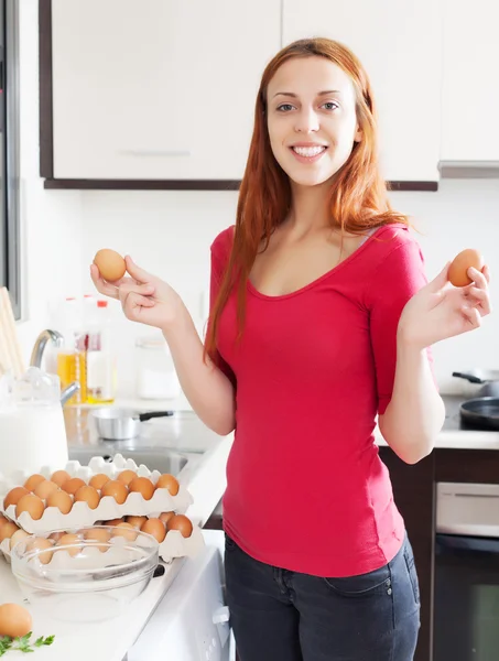 Usmívající se žena v červené barvě s vejci — Stock fotografie