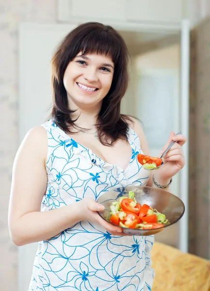 Kadın tabak domates salatası — Stok fotoğraf