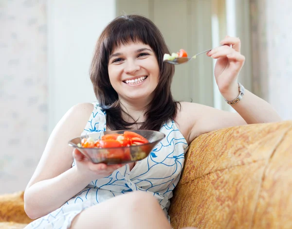 Positieve gewone vrouw eet groenten — Stockfoto